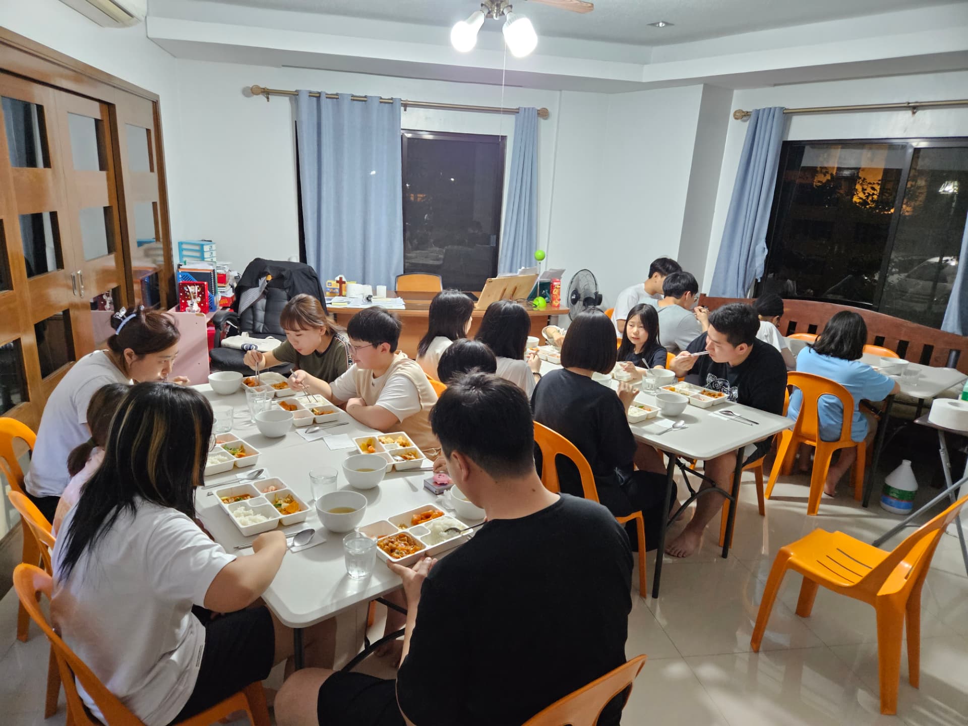 학생들과 함께하는 따뜻한 식사